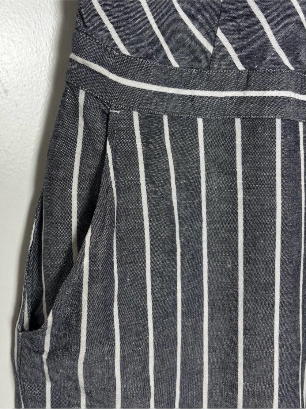 LOFT Striped Wide Leg Jumpsuit Romper Size 6 Gray White Pinstripe V Neck Cropped - Picture 5 of 6